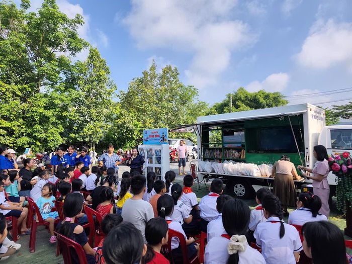 Các em học sinh TP Hồ Chí Minh mang sách đến từng địa phương qua hoạt động "Tủ sách cộng đồng".