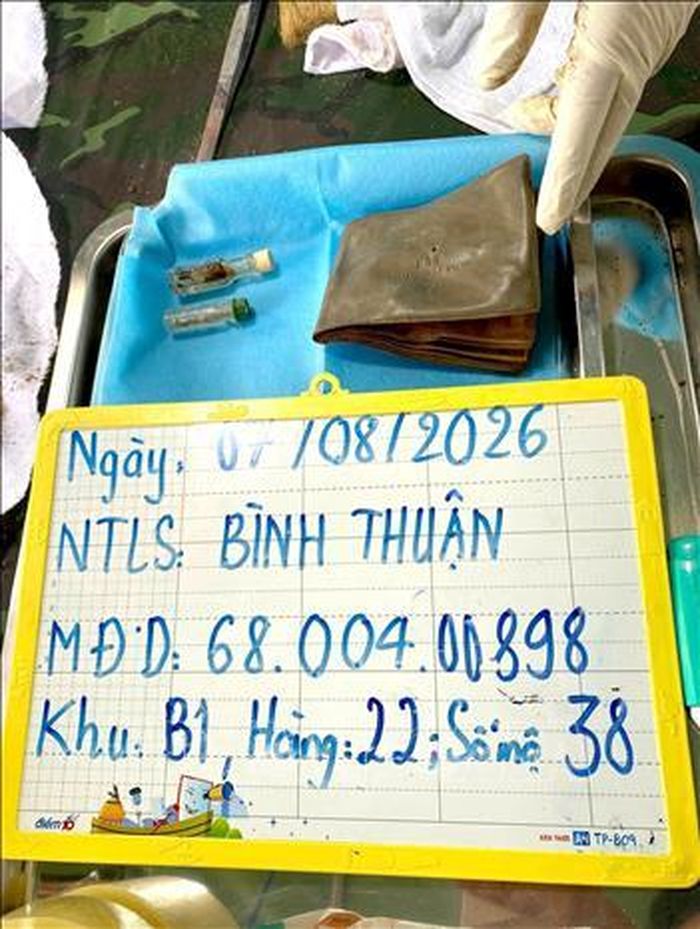 Chiếc ví cùng hai chai dầu gió được tìm thấy trong mộ liệt sĩ tại Nghĩa trang Liệt sĩ Bình Thuận (xã Hồng Sơn, tỉnh Lâm Đồng).