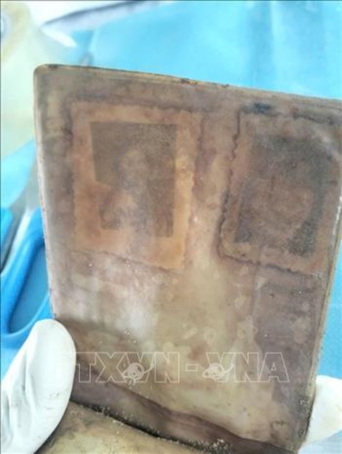 Bức ảnh trong chiếc ví được tìm thấy ở phần mộ liệt sĩ vẫn còn nhận diện được khá rõ.