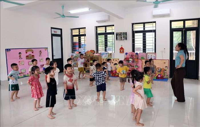 Giáp viên Trường Mầm non Tam Chúc, phường Tam Chúc, vẫn dạy các cháu trong dịp hè trước thời gian sáp nhập trường.