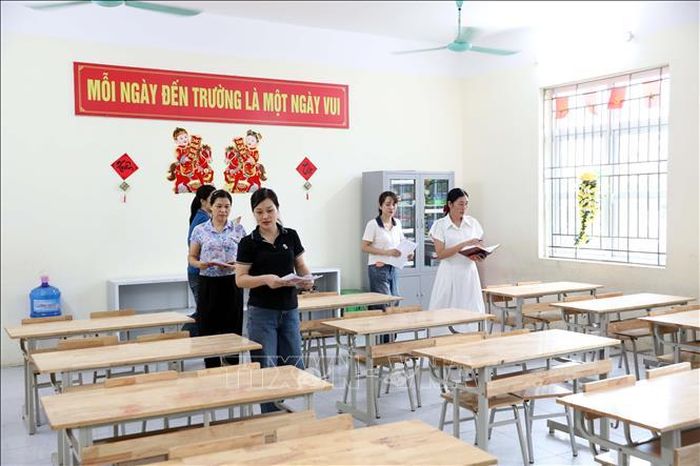 Các giáo viên trường Tiểu học Ba Sao, phường Tam Chúc, kiểm tra phòng lớp trước ngày sắp xếp lại trường.