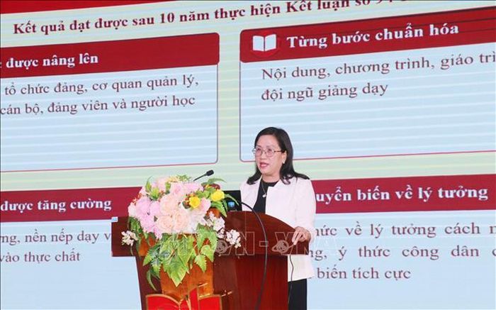 TS Đinh Thị Mai, Phó Trưởng Ban Tuyên giáo Trung ương trình bày chuyên đề.