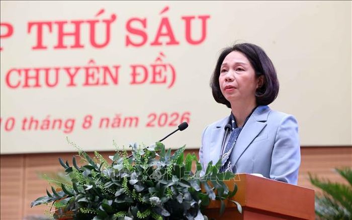 Phó Chủ tịch UBND thành phố Hà Nội Vũ Thu Hà trình bày Tờ trình tại kỳ họp. Ảnh: Văn Điệp/TTXVN