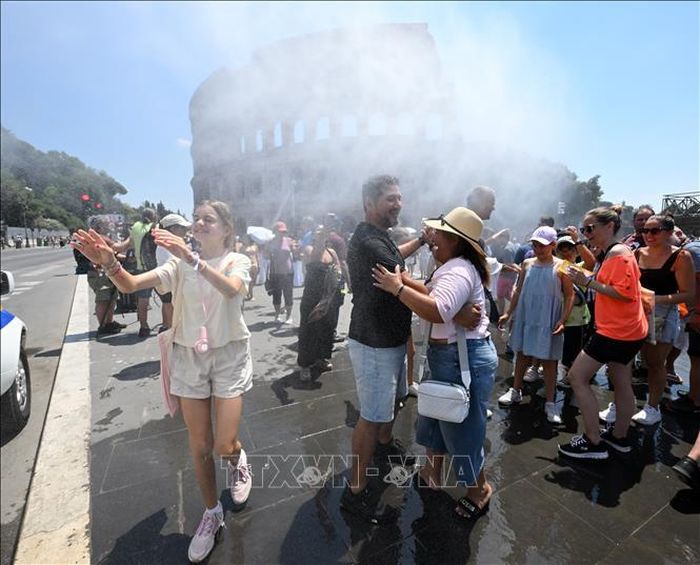 Người dân tránh nóng bên hệ thống phun sương tại Rome, Italy. Ảnh: THX/TTXVN phát