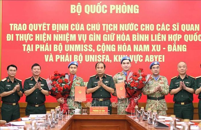 Thượng tướng Phùng Sĩ Tấn, Phó Tổng Tham mưu trưởng QĐND Việt Nam trao quyết định của Chủ tịch nước cho các sĩ quan đi thực hiện nhiệm vụ gìn giữ hoà bình. Ảnh: An Đăng/TTXVN