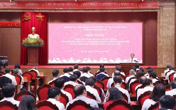 Bí thư Thành ủy Hà Nội Trần Đức Thắng phát biểu chỉ đạo và giao nhiệm vụ cho các đồng chí mới nhận nhiệm vụ. Ảnh: Văn Điệp/TTXVN