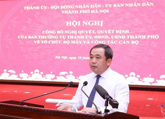 Bí thư Thành ủy Hà Nội Trần Đức Thắng phát biểu chỉ đạo và giao nhiệm vụ cho các đồng chí mới nhận nhiệm vụ. Ảnh: Văn Điệp/TTXVN