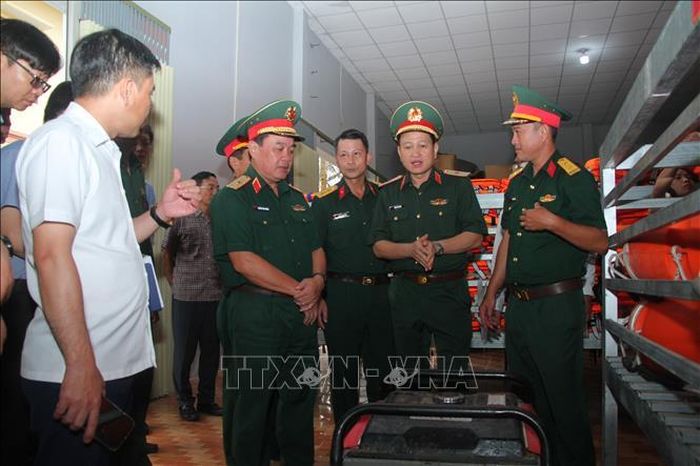 Đoàn công tác kiểm tra công tác chuẩn bị lực lượng, vật tư, phương tiện, trang thiết bị trên thực tế theo phương châm “4 tại chỗ” của địa phương.