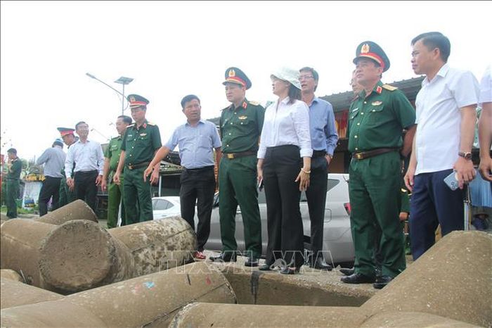 Đoàn công tác cũng đã đến kiểm tra thực tế tuyến đê kè chắn sóng của xã Gành Hào (tỉnh Cà Mau).