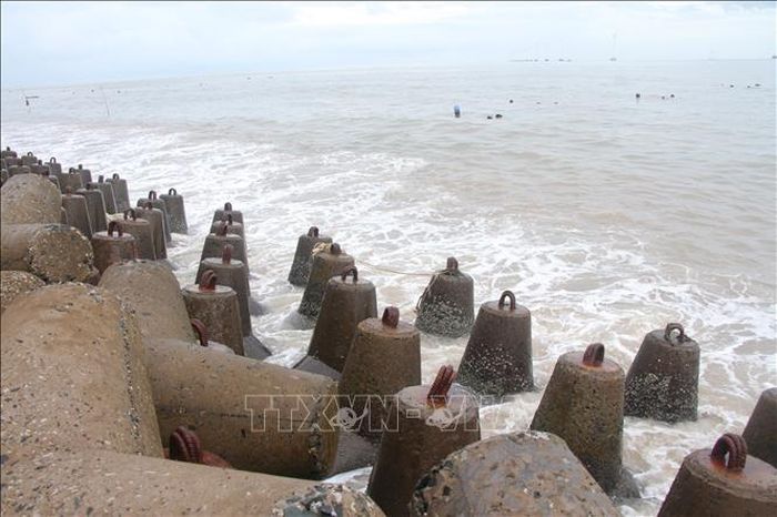 Nhờ sự quan tâm của các cấp, ngành, trong việc đầu tư cơ sở hạ tần phòng chống thiên tai, nhất là các tuyến đê kè chắn sóng ngày càng hiện đại đã phát huy hiệu quả, giúp bảo vệ đời sống, sản xuất của người dân trên địa bàn.