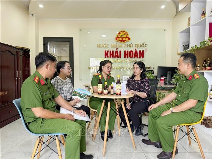 Lực lượng chức năng thông tin tuyên truyền người dân thực hiện mô hình “Chung tay bảo vệ tài nguyên, môi trường và an toàn thực phẩm trên địa bàn đặc khu Phú Quốc”. Ảnh: TTXVN phát
