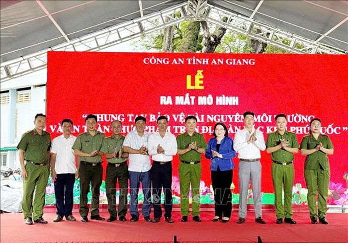 Lãnh đạo UBND đặc khu Phú Quốc chụp ảnh lưu niệm với các thành viên Ban Chỉ đạo thực hiện mô hình. Ảnh: TTXVN phát.