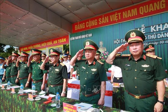 Lãnh đạo Bộ Quốc phòng, Bộ Tổng Tham mưu và các cơ quan thuộc Bộ Quốc phòng, Tổng cục Chính trị dự khai mạc hội thao. Ảnh: Trọng Đức/TTXVN