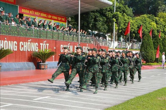 Các lực lượng duyệt đội hình đội ngũ tại lễ khai mạc hội thao. Ảnh: Trọng Đức/TTXVN
