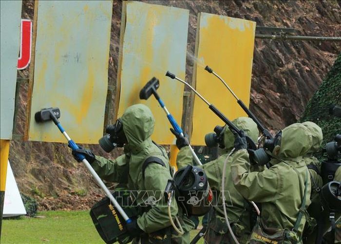 Lực lượng hóa học thực hiện bài thi tẩy trùng hiện trường bị nhiễm chất độc hại. Ảnh: Trọng Đức/TTXVN