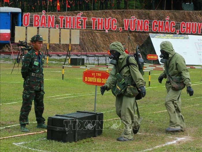 Lực lượng hóa học triển khai tiếp cận hiện trường bị nhiễm chất độc hại. Ảnh: Trọng Đức/TTXVN