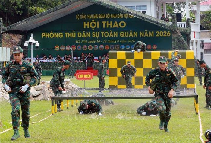 Đội thi của Quân khu 2 và Quân đoàn 12 đã tranh tài nội dung thực hành vượt chướng ngại vật, khắc phục sự cố cháy, sập đổ công trình, tìm kiếm cứu nạn. Ảnh: Trọng Đức/TTXVN