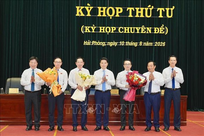 Bí thư Thành ủy Hải Phòng Lê Ngọc Châu và Thường trực HĐND thành phố tặng hoa chúc mừng các đồng chí được bầu bổ sung chức danh Phó Chủ tịch HĐND thành phố và Phó Chủ tịch UBND thành phố Hải Phòng. Ảnh: TTXVN phát