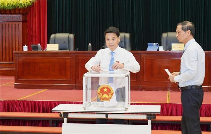 Đại biểu thực hiện nghi thức bỏ phiếu bầu tại Kỳ họp thứ 4 (kỳ họp chuyên đề) HĐND thành phố Hải Phòng khóa XVII, nhiệm kỳ 2026 - 2031. Ảnh: TTXVN phát