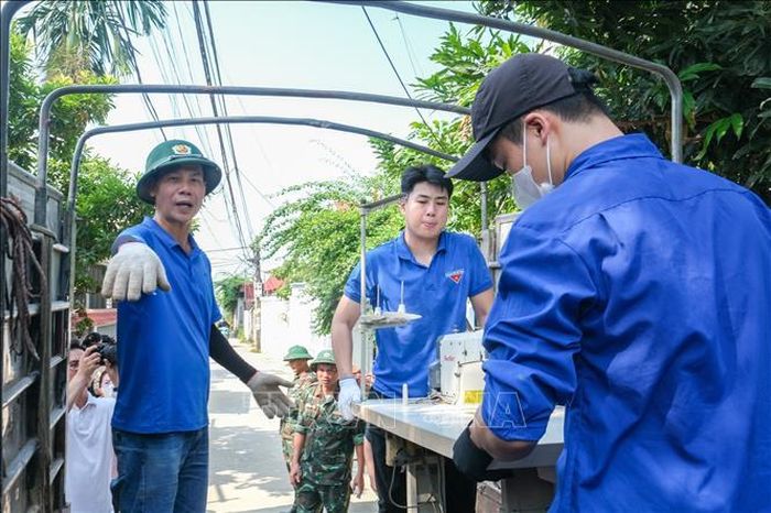 Tuổi trẻ Bắc Ninh hỗ trợ người dân di dời tài sản phục vụ giải phóng mặt bằng Dự án Cảng hàng không quốc tế Gia Bình. Ảnh: Thái Hùng/TTXVN