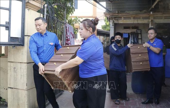 Tuổi trẻ Bắc Ninh hỗ trợ người dân di dời tài sản phục vụ giải phóng mặt bằng Dự án Cảng hàng không quốc tế Gia Bình. Ảnh: Thái Hùng/TTXVN