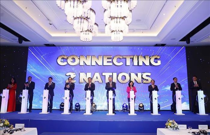 Tổng Bí thư, Chủ tịch nước Tô Lâm và các đại biểu thực hiện nghi thức kỷ niệm 35 năm kết nối hàng không, du lịch Việt Nam – Australia. Ảnh: Thống Nhất/TTXVN