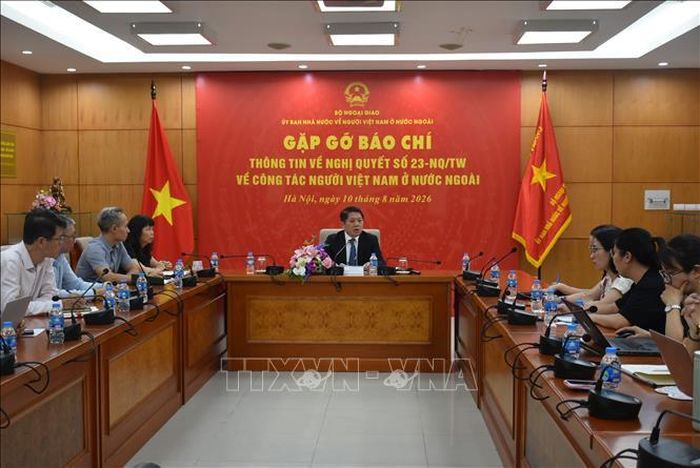 Toàn cảnh buổi gặp mặt báo chí, thông tin về Nghị quyết số 23-NQ/TW về công tác người Việt Nam ở nước ngoài.