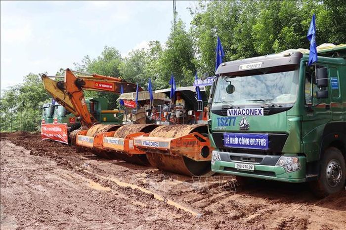 Máy móc, phương tiện được huy động đến công trường, sẵn sàng xây dựng đường 770B.