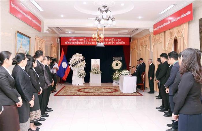 Tổng lãnh sự quán Lào tại Thành phố Hồ Chí Minh tổ chức lễ viếng và ghi sổ tang đồng chí Xaysomphone Phonvihane. Ảnh: Xuân Khu/TTXVN