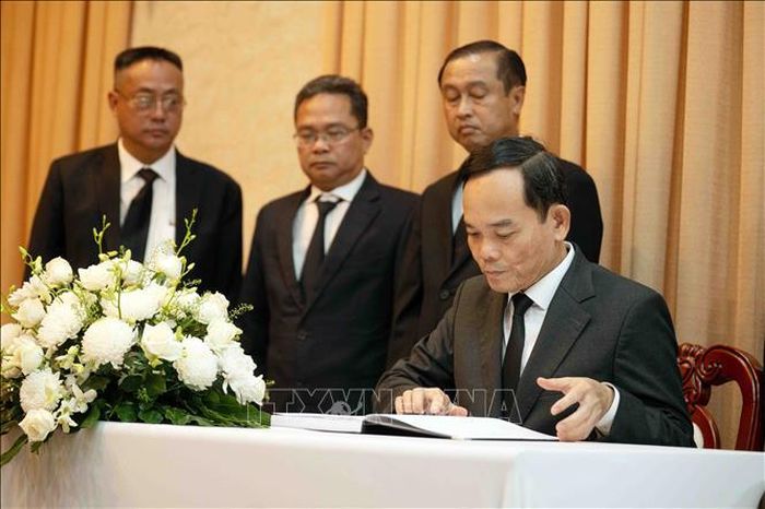 Đồng chí Trần Lưu Quang, Ủy viên Bộ Chính trị, Bí thư Thành ủy Thành phố Hồ Chí Minh ghi sổ tang đồng chí Xaysomphone Phonvihane. Ảnh: Xuân Khu/TTXVN