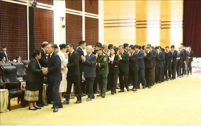 Đại sứ Nguyễn Minh Tâm và Đoàn chia buồn cùng Đảng, Nhà nước, Quốc hội, Chính phủ và nhân dân Lào cùng gia quyến đồng chí Xaysomphone Phomvihane. Ảnh: Xuân Tú/PV TTXVN tại Lào
