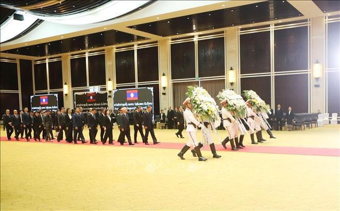 Đại sứ Nguyễn Minh Tâm dẫn đầu Đoàn đại biểu Đại sứ quán Việt Nam tại Lào và các cơ quan đại diện của Việt Nam, cộng đồng người Việt Nam tại Lào vào viếng đồng chí Xaysomphone Phomvihane. Ảnh: Xuân Tú/PV TTXVN tại Lào