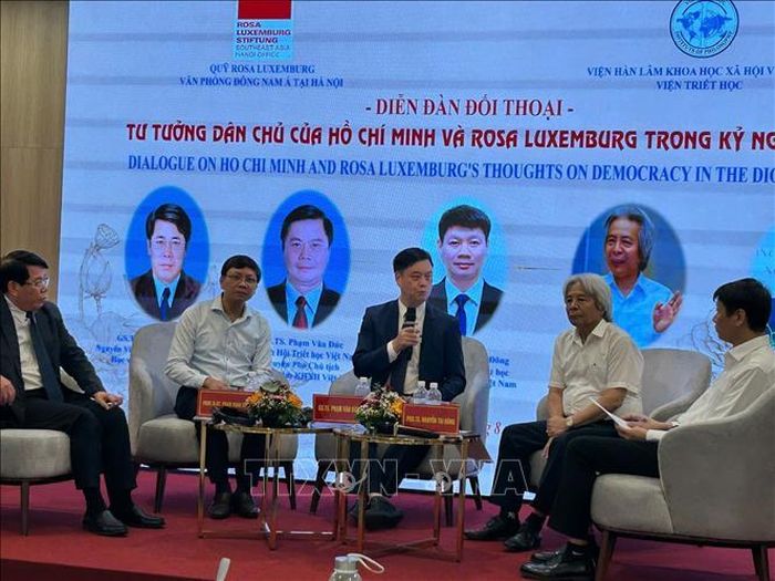 Các chuyên gia thảo luận tại Diễn đàn bàn tròn.
