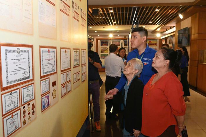 Trung tâm Lưu trữ  lịch sử Thành phố Hồ Chí Minh và UBND TP Hồ Chí Minh đã tổ chức khai mạc triển lãm “Hồ sơ khen thưởng kháng chiến chống Pháp" để người dân đến tham quan có thể tìm kiếm các thông tin về người thân của mình khi tham gia kháng chiến.