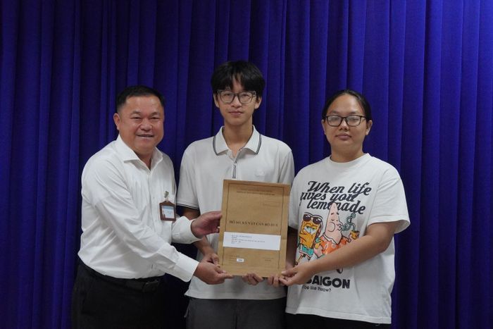 Em Lâm Mẫn Như và em trai xúc động nhận lại hồ sơ của ông cố ngoại Huỳnh Kim Huyền sau hành trình tìm kiếm từ những thông tin ít ỏi.