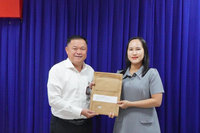 Chị Nguyễn Lê Thanh Phương xúc động khi nhận lại kỉ vật đi B của ba mình.