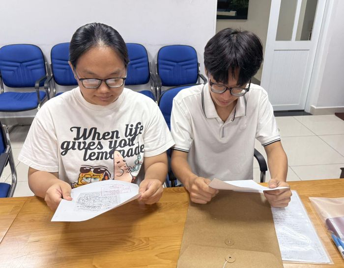 Hồ sơ, kỷ vật của cán bộ đi B Huỳnh Kim Huyền giúp các thế hệ trong gia đình hiểu thêm về cuộc đời và những đóng góp của ông.