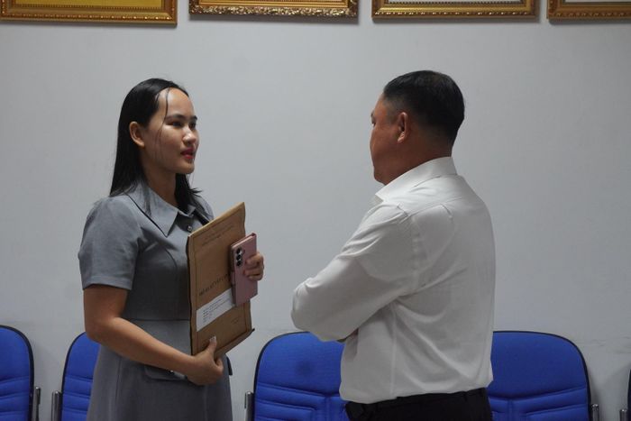 Ông Phan Long Hồ, Giám đốc Trung tâm Lưu trữ lịch sử Thành phố Hồ Chí Minh trao đổi thông tin về hồ sơ của ba chị Thanh Phương trong sáng ngày 10/8.