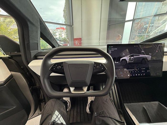 Nội thất bên trong chiếc Tesla Cybertruck với  vô-lăng dạng yoke, thiết kế gần giống cần lái trên máy bay. Ảnh: Wikkimedia Commons