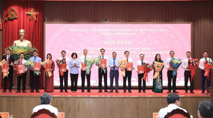 Sau vận hành chính quyền 2 cấp, Hà Nội tăng cường nhiều cán bộ cấp thành phố có năng lực về cơ sở.