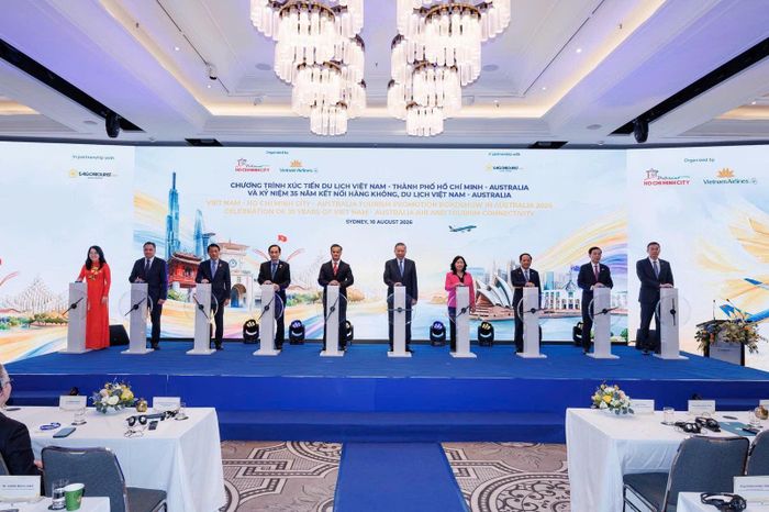Các đơn vị, đại diện hai nước thực hiện nghi thức hợp tác dưới sự chứng kiến của Tổng Bí thư, Chủ tịch nước Tô Lâm. Ảnh: Sở Du lịch TP Hồ Chí Minh