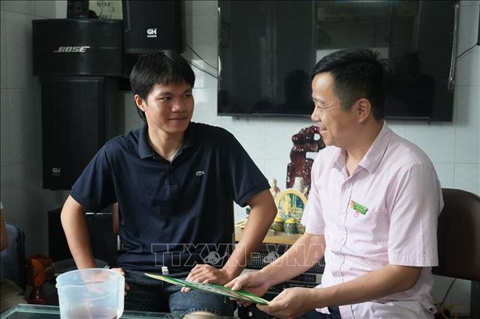Cán bộ Phòng Giao dịch Ngân hàng Chính sách xã hội Nghi Lộc, Nghệ An, tuyên truyền cho người dân tiếp cận, chính sách tín dụng hỗ trợ đối với các ngành khoa học, công nghệ, kỹ thuật và toán học (STEM) cho sinh viên.