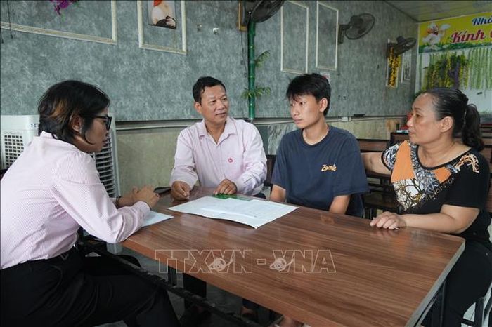 Cán bộ Phòng Giao dịch Ngân hàng Chính sách xã hội Nam Đàn, Nghệ An, tuyên truyền cho người dân tiếp cận, chính sách tín dụng hỗ trợ đối với các ngành khoa học, công nghệ, kỹ thuật và toán học (STEM) cho sinh viên.