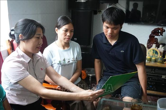 Gia đình bà Vũ Kiều Anh, xóm Kim Ngọc, xã Trung Lộc, có hai con trai đang học tại Đại học Bách khoa Hà Nội được tư vấn về chính sách tín dụng ưu đãi cho học sinh, sinh viên.