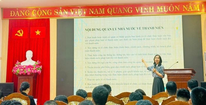 Bà Lương Thị Hải Anh, Phó Vụ trưởng Vụ Công tác thanh niênvà Bình đẳng giới chia sẻ tại buổi tập huấn.