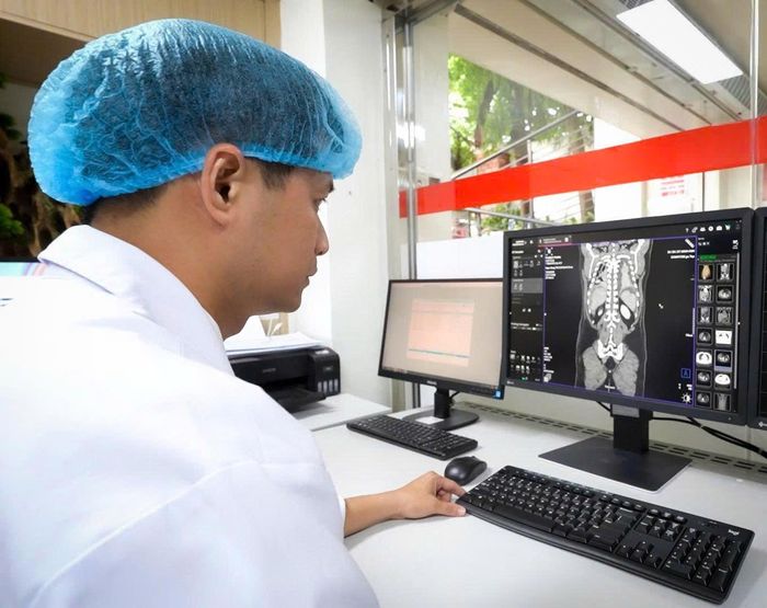 Bác sĩ chuyên khoa 1 Ngô Tường Phong, khoa Ngoại tổng quát đang đánh giá tình trạng tổn thương gan của bệnh nhân lúc mới nhập viện. Ảnh: BV