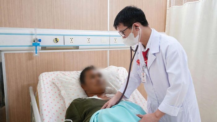 ThS.BS Trần Tấn Đạt thăm khám cho bệnh nhân. Ảnh: BV