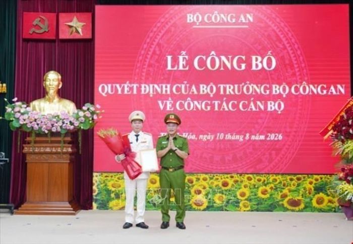 Thượng tướng Nguyễn Văn Long, Thứ trưởng Bộ Công an trao Quyết định cho Đại tá Hoàng Quốc Việt. Ảnh: TTXVN phát