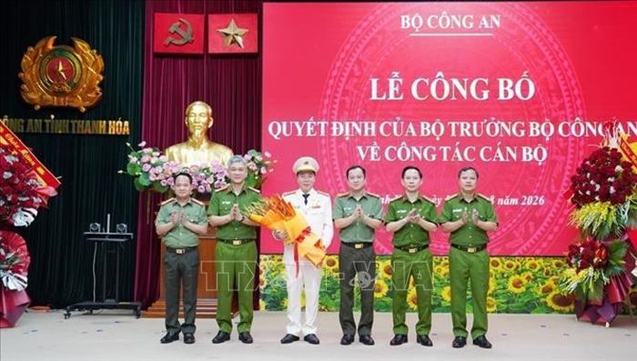 Tập thể Ban Giám đốc Công an tỉnh Thanh Hóa chúc mừng tân Giám đốc Công an tỉnh Thanh Hóa. Ảnh: TTXVN phát