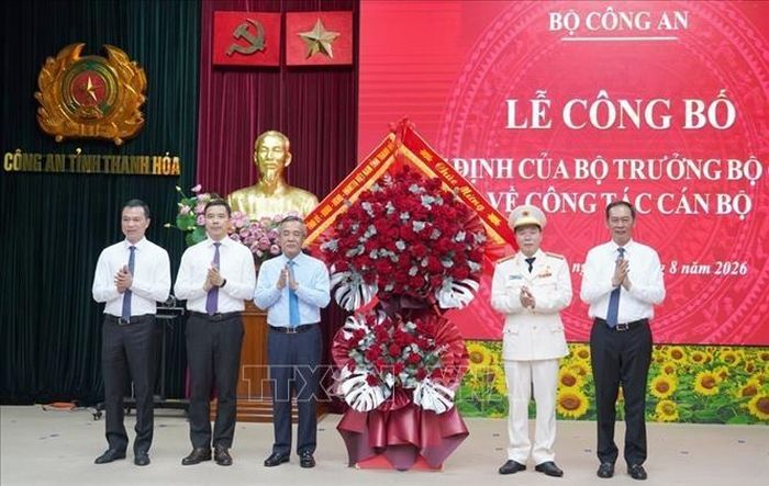 Lãnh đạo Tỉnh ủy, UBND, Ủy ban MTTQ Việt Nam tỉnh Thanh Hóa chúc mừng tân Giám đốc Công an tỉnh Thanh Hóa. Ảnh: TTXVN phát